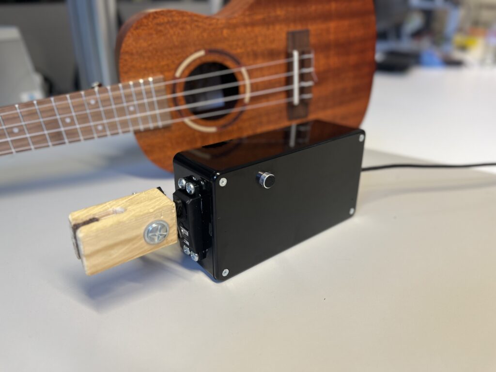 Photo de l'accordeur automatique de ukulélé réalisé par Louis Carbo Estaque et Adèle Henry